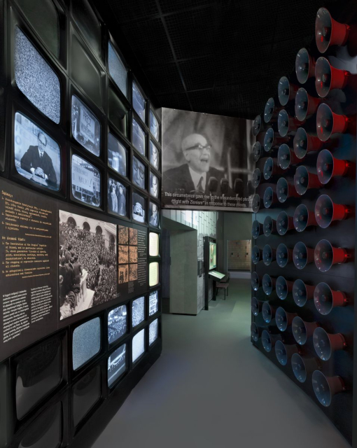 Galeria "Powojnie" na wystawie stałej. Instalacja dotycząca Marca 1968 roku.