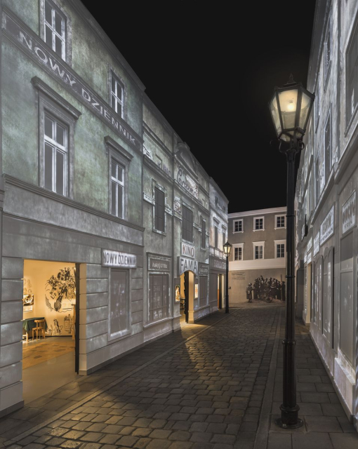 Galeria "Ulica" na wystawie stałej. Na ścianach odtworzone kamienice, kino, sklepiki.
