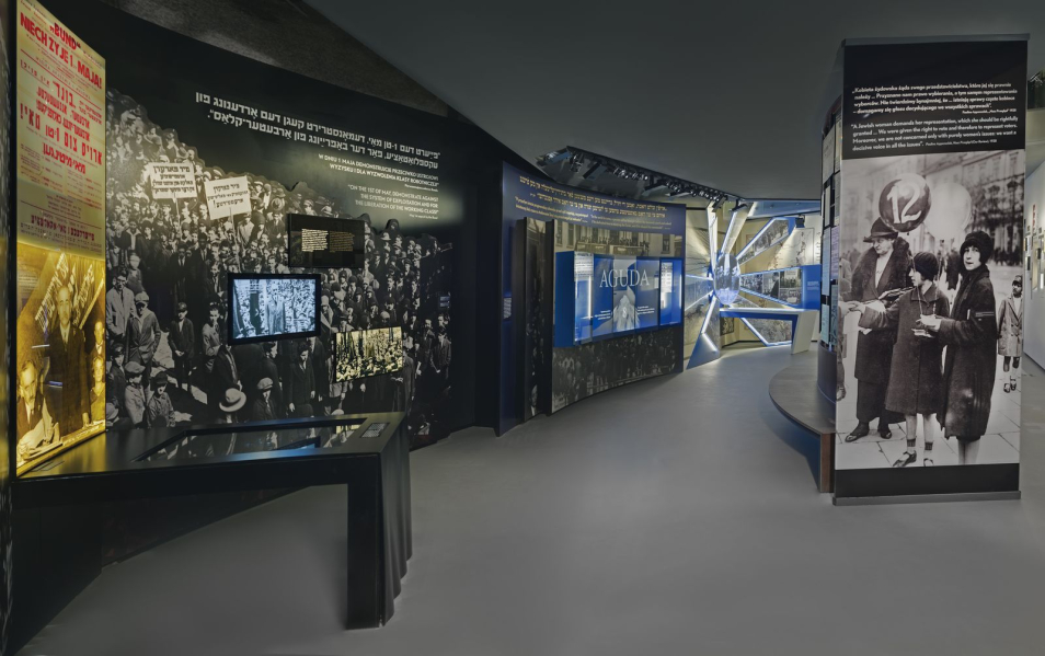 Galeria "Ulica" na wystawie stałej. Na ścianach malowidła dotyczące Bundu. Pochód pierwszomajowy. 