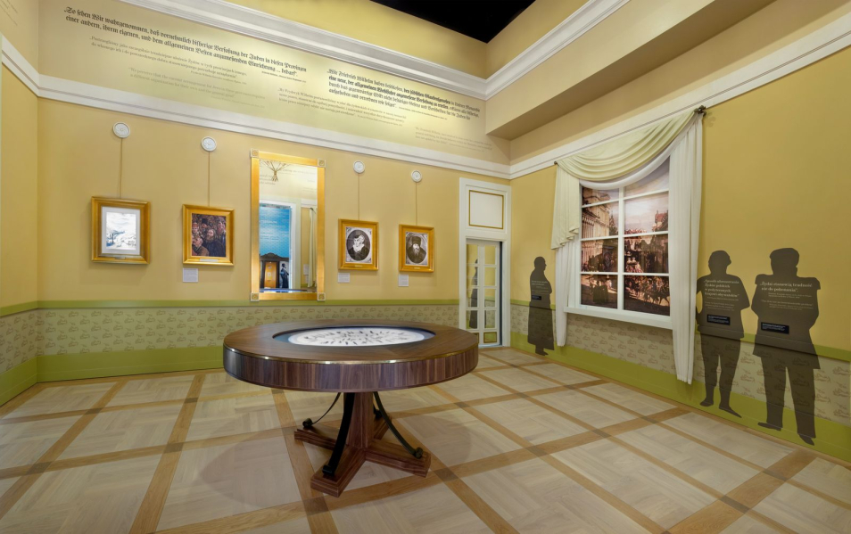 Galeria "Wyzwania nowoczesności" na wystawie stałej. Losy Żydów pod zaborami Polski.