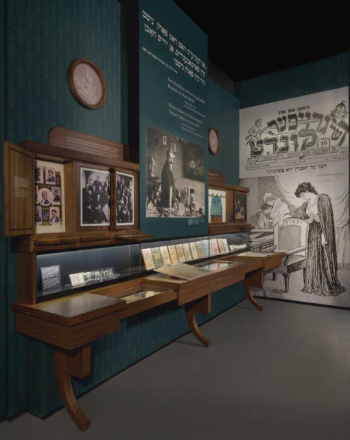 Galeria "Wyzwania nowoczesności" na wystawie stałej. Na ścianach portrety dotyczące rozwoju literatury. W witrynach rozłożone książki.