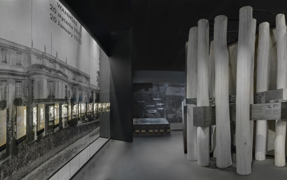 Galeria Zagłada w Muzeum POLIN. Instalacja i ilustracje dotyczące Konferencji w Wannsee.