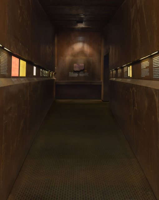 Galeria "Zagłada" na wystawie stałej w Muzeum Polin. Sala przedstawiająca obozy zagłady.