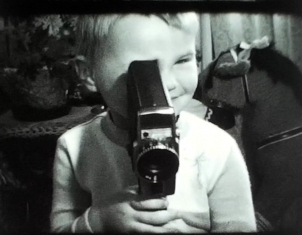 fotografia dziecka z trzymającego kamerę filmową