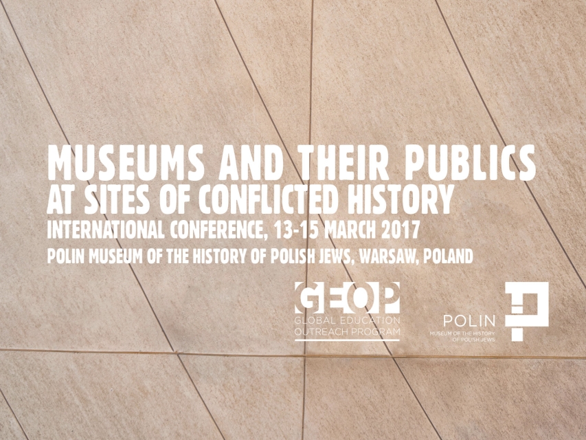 Na tle ściany biały napis museums and their publics at sites of conflicted history. Pod spodem logo GEOP i Muzeum POLIN.