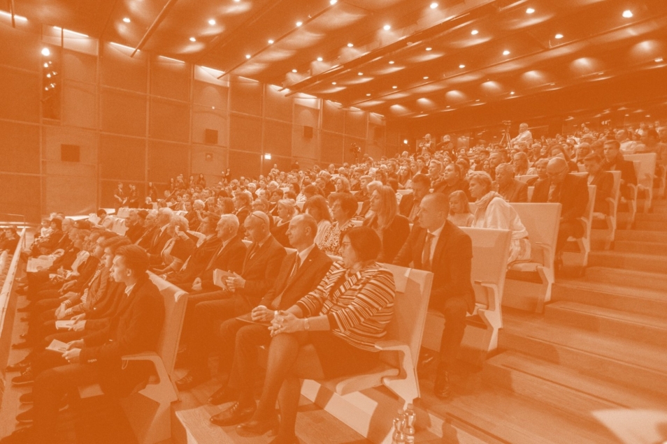 Sala wypełniona widzami.