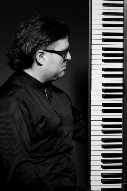Pianista przy fortepianie.