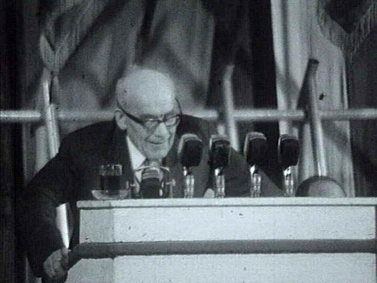 Władysław Gomułka przy mównicy