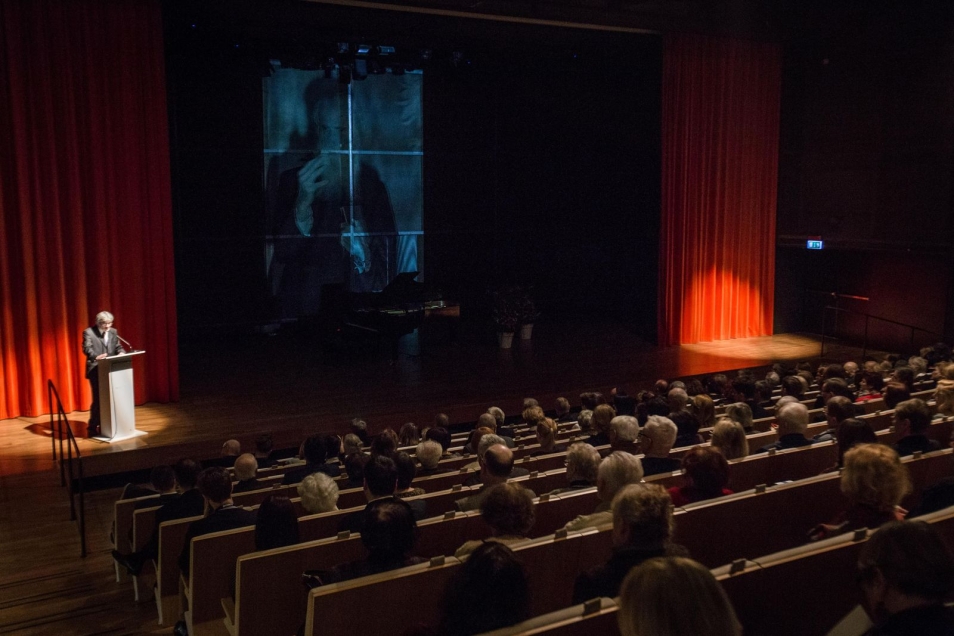 Gala w muzeum Polin z okazji rozdania nagród Sprawiedliwi wśród Narodów Świata. . Sala widowiskowa. Publiczność słucha przemówienia.  