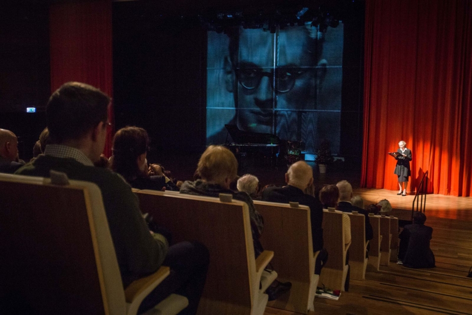 Gala w muzeum Polin z okazji rozdania nagród Sprawiedliwi wśród Narodów Świata w 2016 r. Sala widowiskowa. Na scenie aktorka Maja Komorowska.   