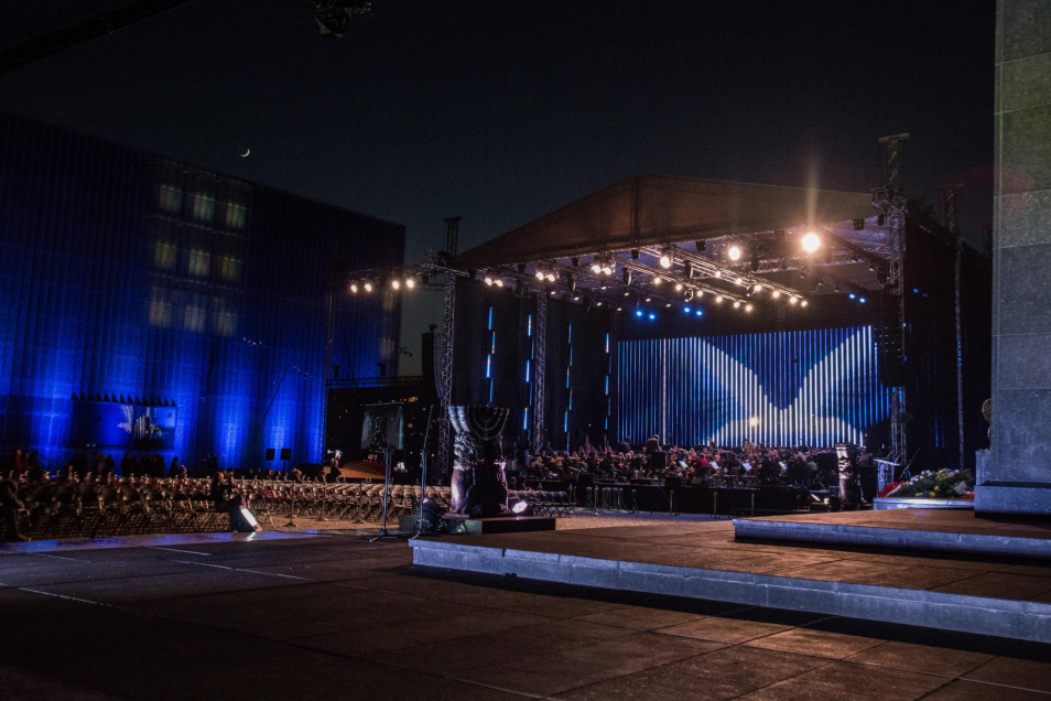 wieczorny koncert symfoniczny przed Muzeum Polin