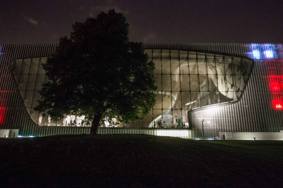 Noc Muzeów 2017. Oświetlony budynek Muzeum POLIN.