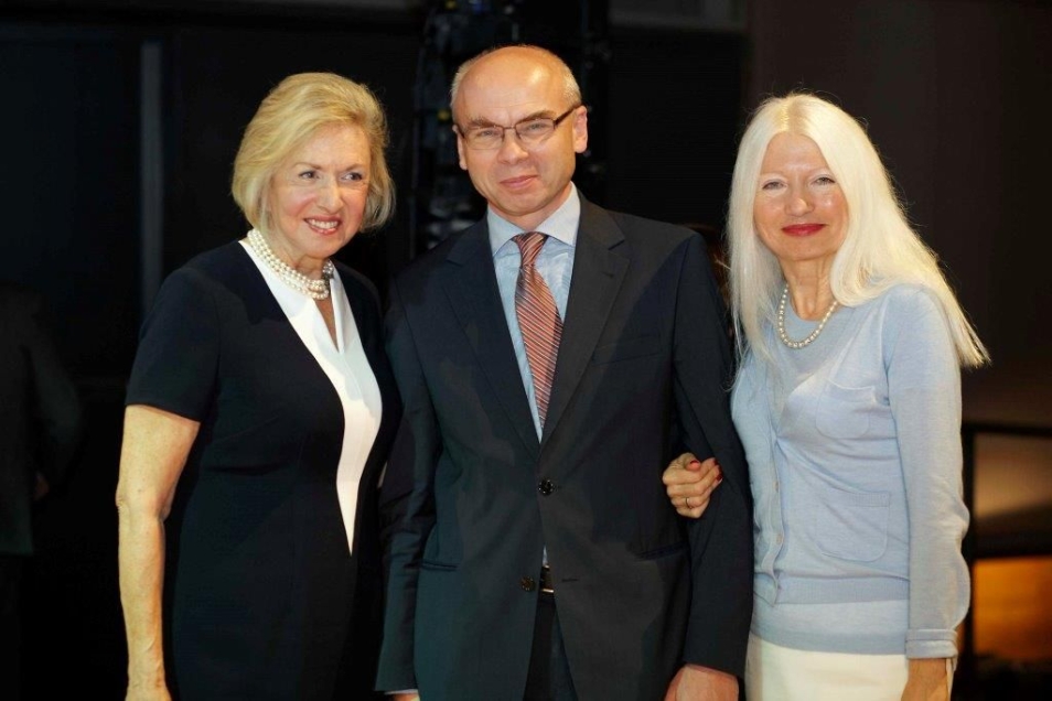 Dariusz Stola stoi z dwiema kobietami.