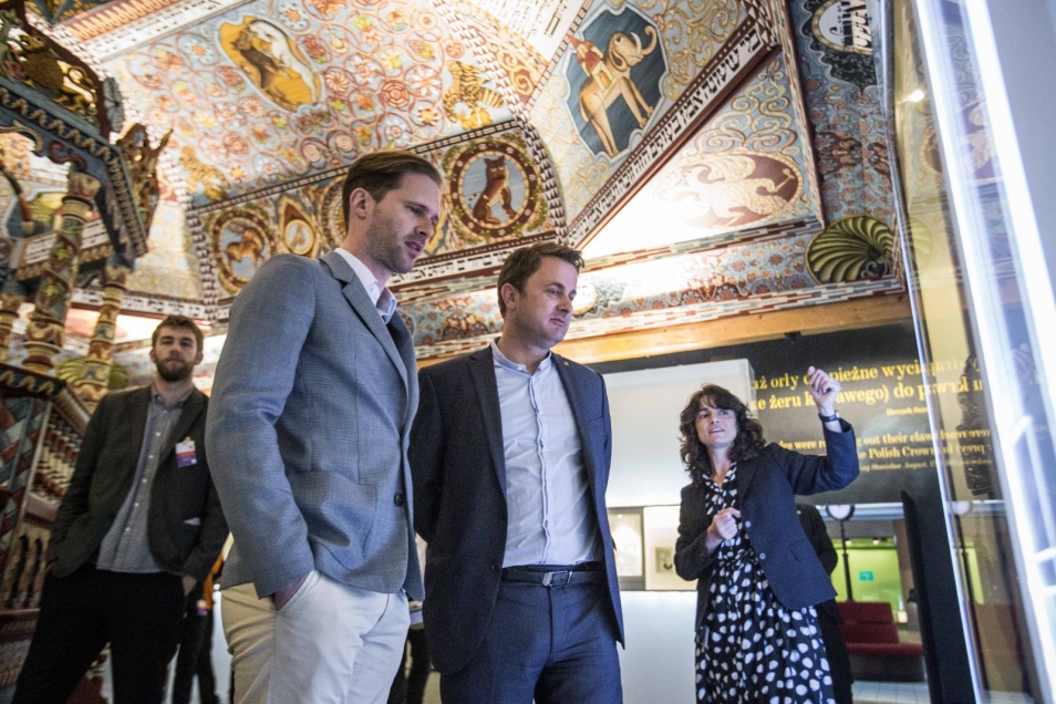 Premier Luksemburga - Xavier Bettel - na wystawie stałej Muzeum POLIN.
