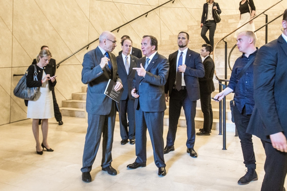 Grupa elegancko ubranych osób w Muzeum POLIN.