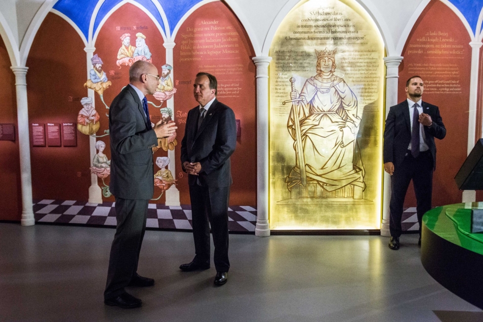 Dariusz Stola oprowadza gościa po Muzeum POLIN.