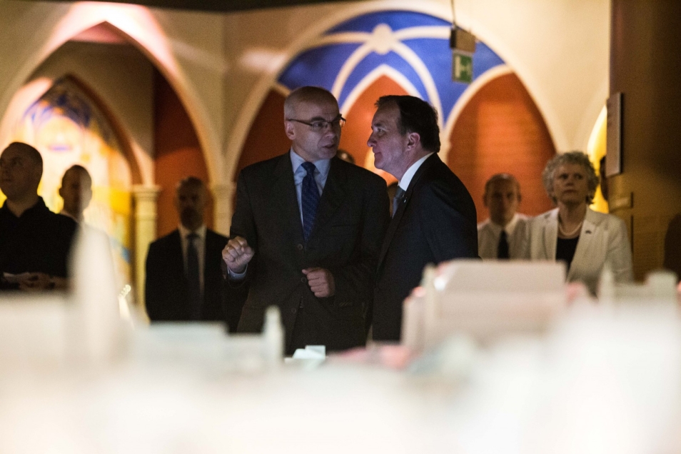 Dariusz Stola i inny elegancki mężczyzna na wystawie stałej w POLIN.