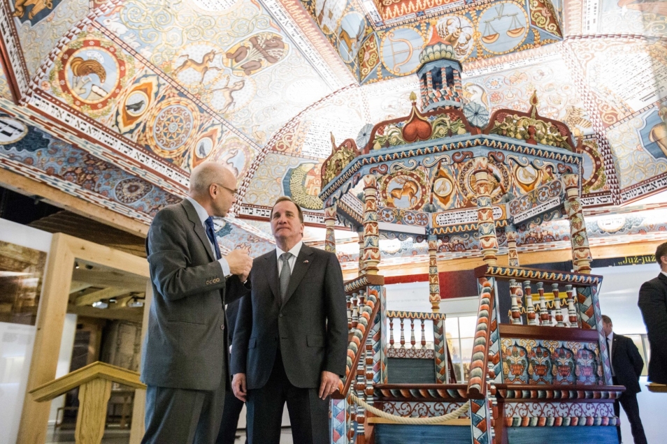 Dariusz Stola oprowadza gościa po Muzeum POLIN, obaj stoją przy synagodze w galerii G4.
