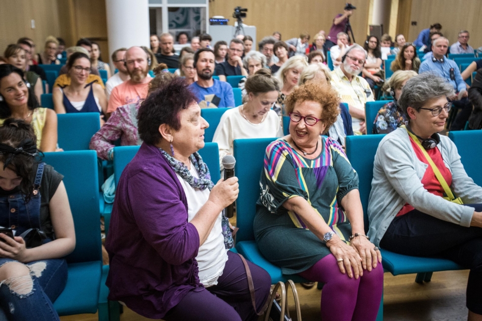 Słuchacze wykładu Gabrieli Safran, profesor Uniwersytetu Stanforda.