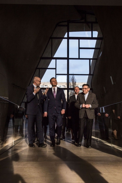 Hall w muzeum Polin. Grupa ludzi. Na pierwszym planie prezydent Polski Andrzej Duda, dyrektor muzeum prof. Dariusz Stola i Marian Turski. 	 