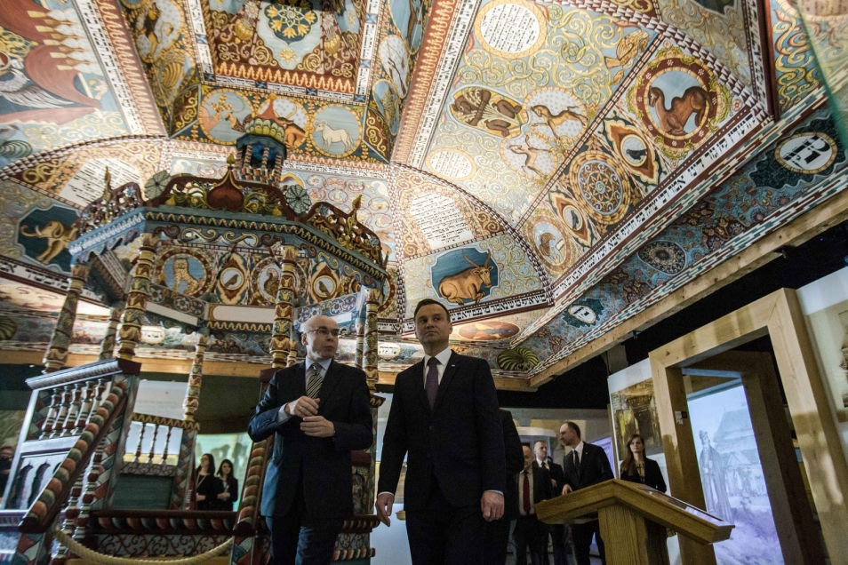 Sala w muzeum Polin poświęcona synagodze w Gwoźdźcu. Grupa ludzi. Na pierwszym planie prezydent Polski Andrzej Duda i dyrektor muzeum prof. Dariusz Stola. 
