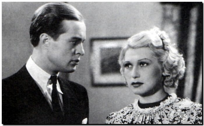 Kadr z filmu "Ja tu rządzę". Blondynka i szatyn stoją obok siebie.