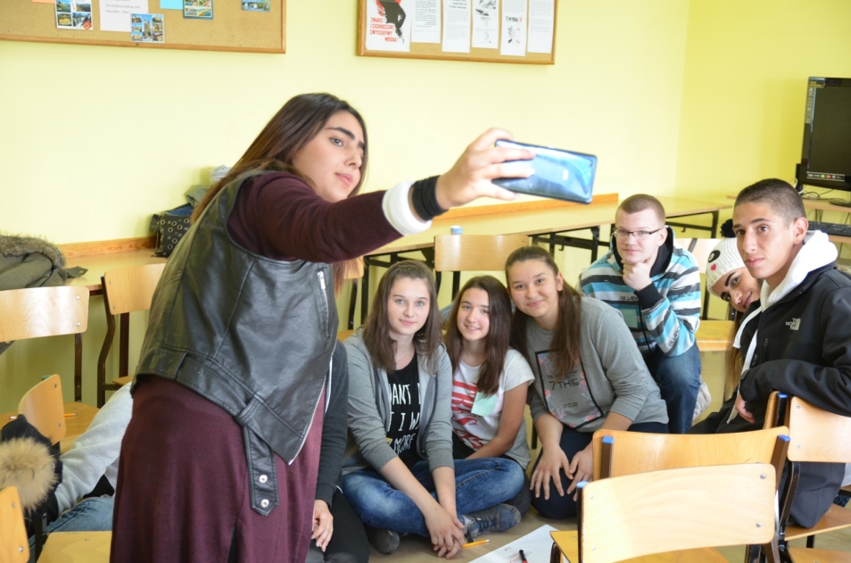 Jesteśmy razem - pamięci ofiar pomordowanych w Treblince. Grupa młodych osób robi sobie selfie.