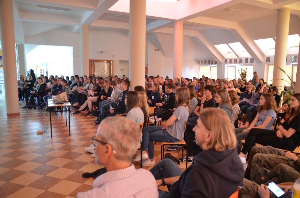 Jesteśmy razem - pamięci ofiar pomordowanych w Treblince. Sala pełna ludzi.