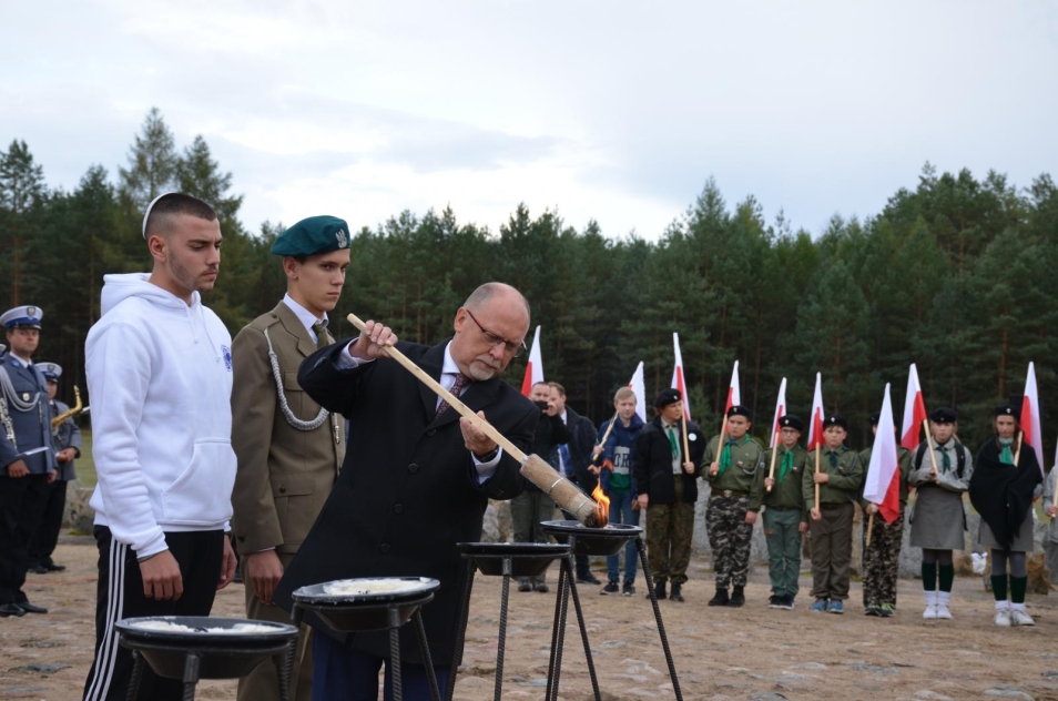 Jesteśmy Razem - uroczystość uczczenia ofiar pomordowanych w obozie w Treblince. Na zdjęciu: Wojewoda Mazowiecki Zdzisław Sipiera zapala znicz pamięci