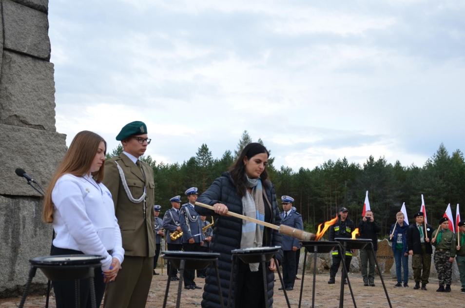 Jesteśmy Razem - uroczystość uczczenia ofiar pomordowanych w obozie w Treblince. Na zdjęciu: Wiceambasadorka Ambasady Izraela w Polsce, Tal Ben-Ari, zapala znicz przed pomnikiem w Treblince