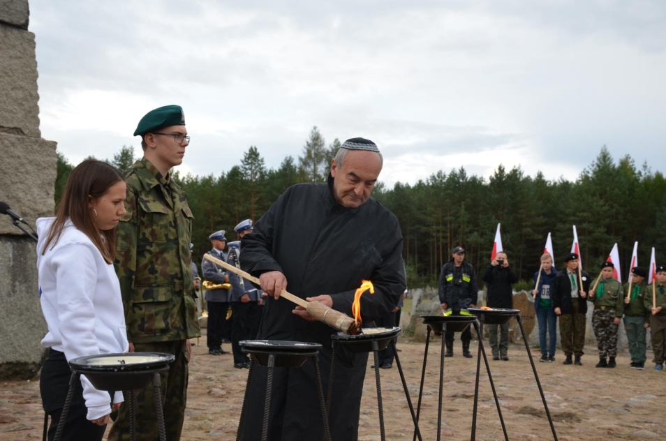 Jesteśmy Razem - uroczystość uczczenia ofiar pomordowanych w obozie w Treblince. Na zdjęciu: Zygmunt Stępiński, p.o. Dyrektora Muzeum POLIN zapala znicz podczas uroczystości w Treblince