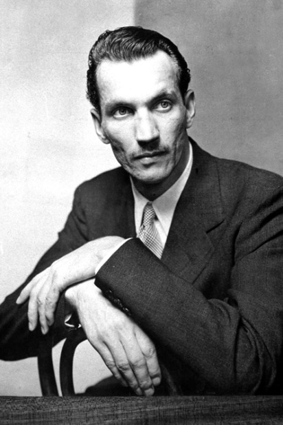 Jan Karski. Czarno-biała fotografia przedstawia mężczyznę w garniturze. Ma wydatny nos i ciemne włosy.