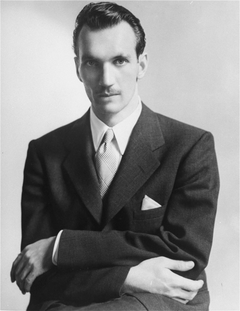 Jan Karski w garniturze. Ma wydatny nos i ciemne włosy.