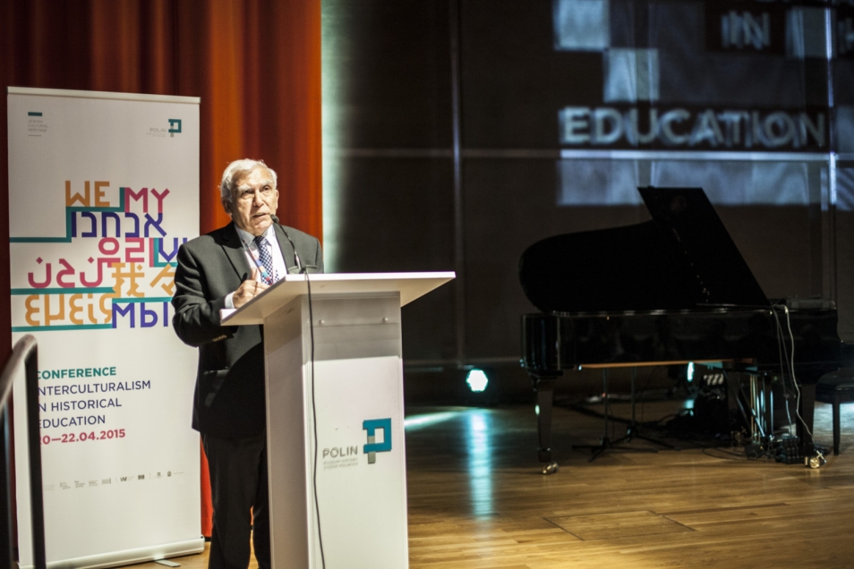 Mężczyzna stoi przy mównicy podczas konferencji.