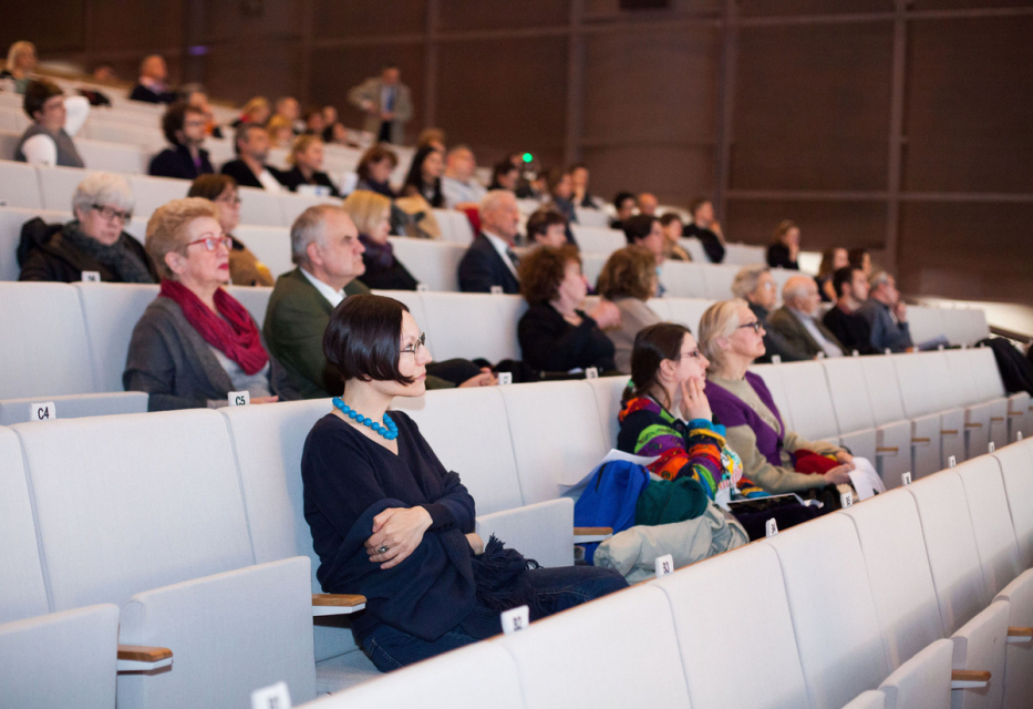 Grupa uczestników konferencji na sali wykładowej.