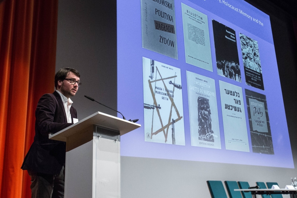 Otwarcie konferencji "Marzec '68 po pięćdziesięciu latach". Mężczyzna przy mównicy.