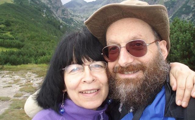 Uśmiechnięci Państwo Monika i Stanisław Krajewscy. Zdjęcie portretowe z gór. 