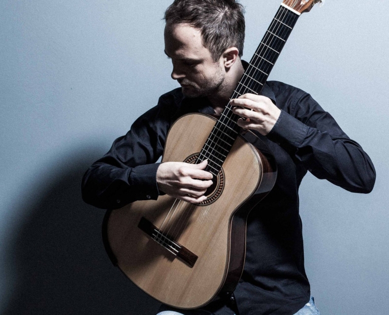 Mężczyzna z gitarą.