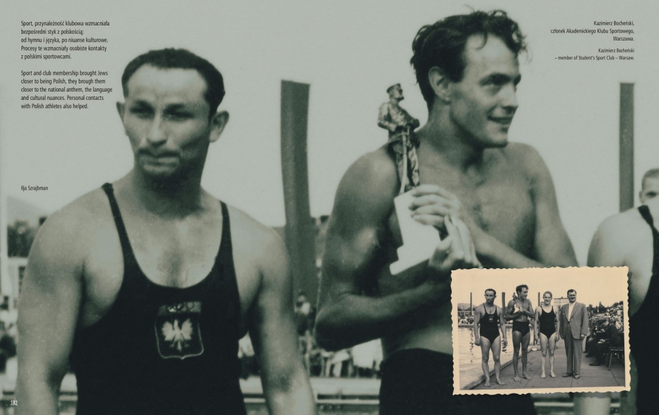 Fragment książki sportowej - na zdjęciu dwaj sportowcy, jeden z nich trzyma nagrodę.
