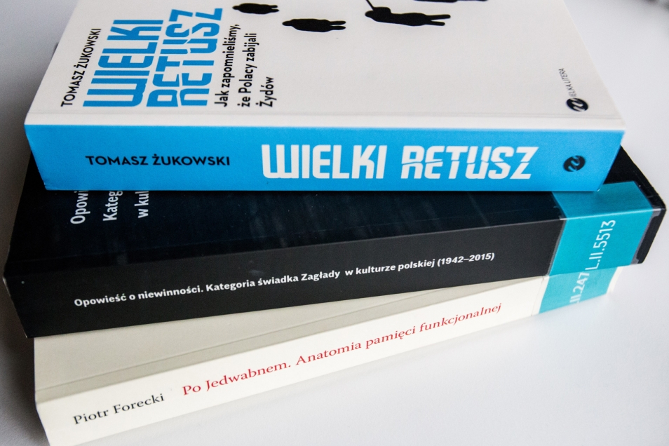 Opis: zdjęcie trzech książek widocznych od strony grzbietów, ułożone jedna na drugiej i rozłożone w wachlarz, spotkanie w ramach Czytelni POLIN w Muzeum POLIN