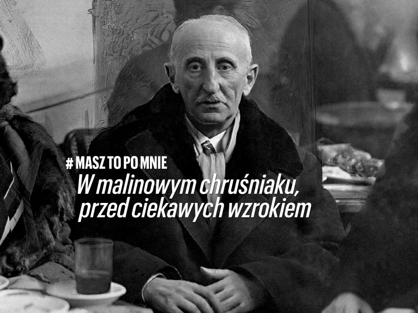 Czarno-biały portret siedzącego mężczyzny (Bolesław Leśmian - poeta). Ma szczupłą twarz, krótkie siwe włosy, głeboko osadzone oczy, wąsy. Patrzy przed siebie zamyślony,. Ubrany w czarny płaszcz, jasną koszulę i szal. Ma złożone przed sobą ręce - #MaszToPoMnie - kampania Muzeum POLIN