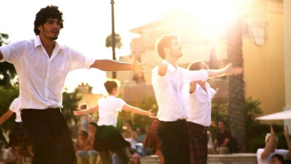 Let's dance. Ludzie tańczący na ulicy