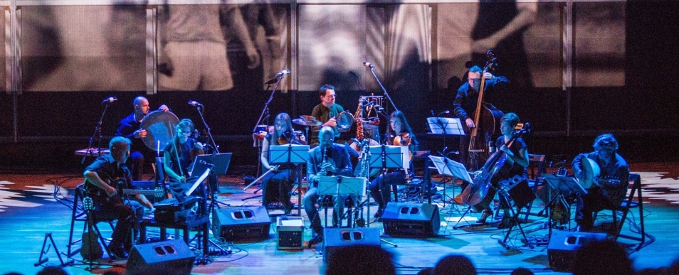 Grupa muzyków na scenie.