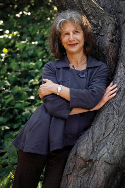 Louise Steinman. Starsza kobieta opiera się o drzewo.
