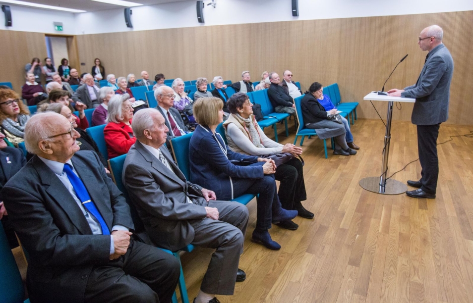 Grupa uczestników w sali konferencyjnej