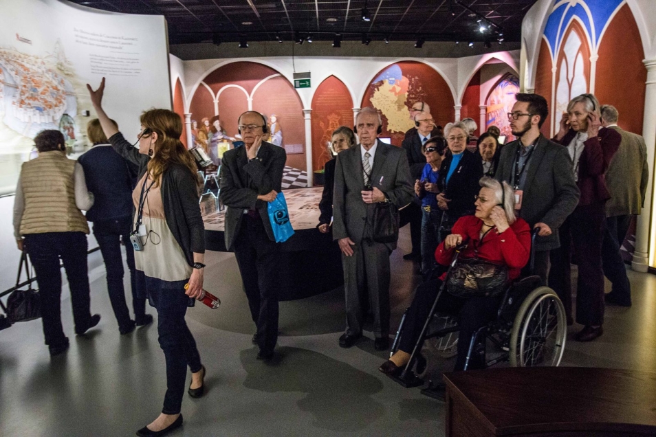 Grupa starszych zwiedzających na wystawie stałej w Muzeum POLIN