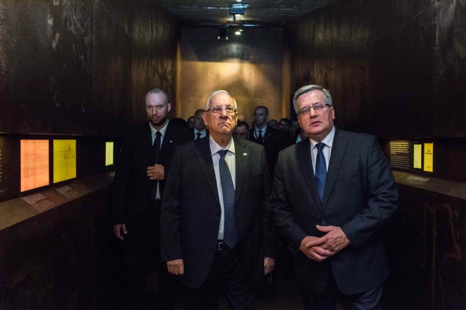 Bronisław Komorowski zwiedza wystawę stałą w POLIN.