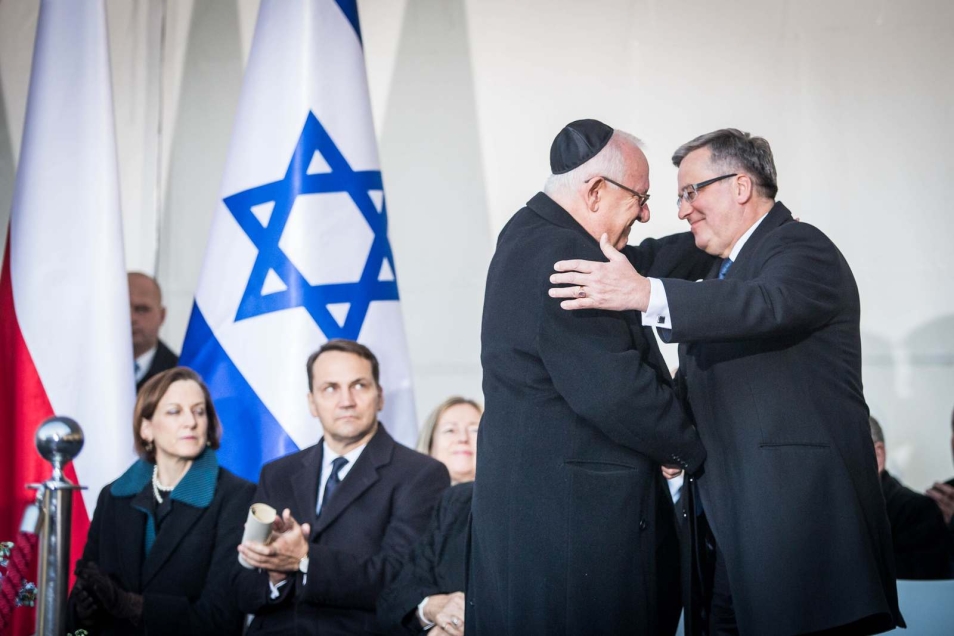Bronisław Komorowski ściska się ze starszym Żydem w jarmułce.