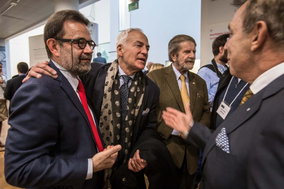 Kilku elegancko ubranych mężczyzn na spotkaniu w Muzeum POLIN.