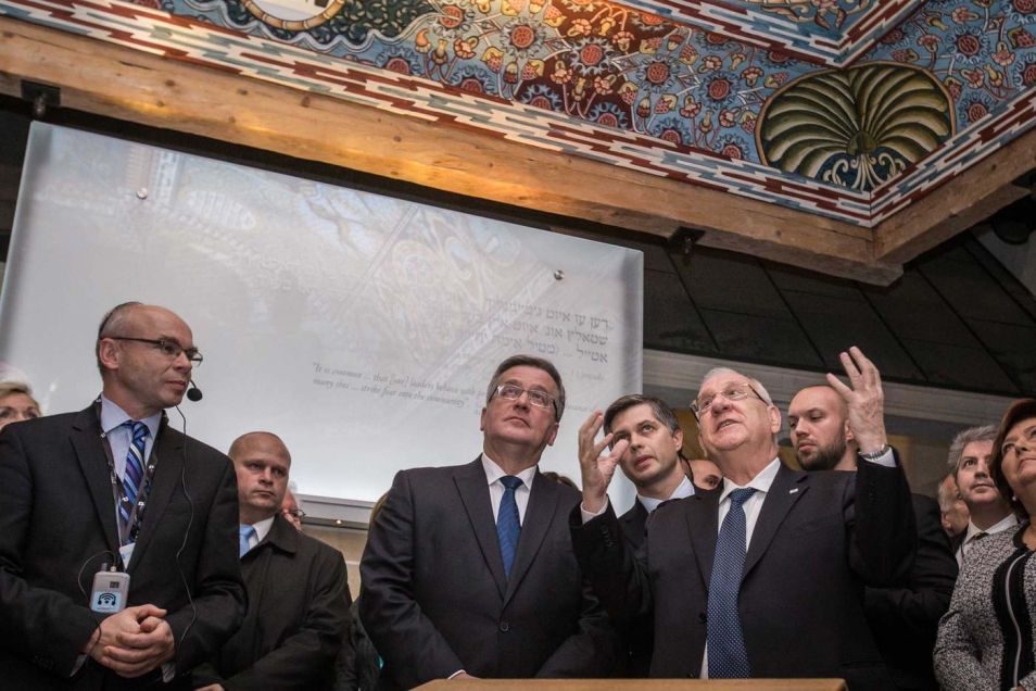 Bronisław Komorowski, Dariusz Stola i inne osoby podczas oprowadzania po wystawie stałej w Muzeum POLIN.